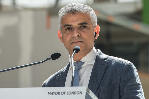 Le maire de Londres, Sadiq Khan, lance l'alerte sur le déficit. 