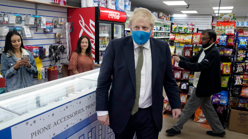Coronasceptique, le premier ministre britannique, Boris Johnson, porte le masque puisqu'il a été lui-même atteint de covid-19. 