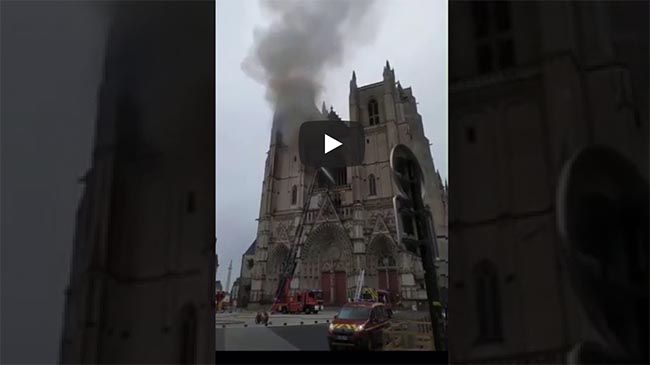 Le feu et les flammes qui se voient au sommet de la cathédrale de Nantes font craindre aux Nantais un scénario à la Notre Dame de Paris. 