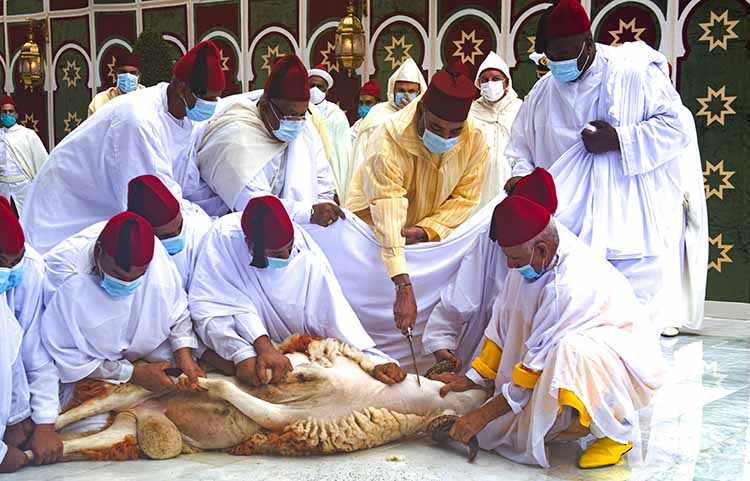 Le Roi, Amir Al-Mouminine, procu00e8de au rituel du sacrifice.