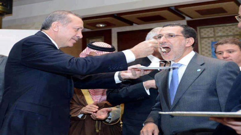 Historique. Erdogan tend sa cuillère vers la bouche ouverte de El Othmani