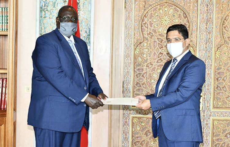 Nasser Bourita avec le nouvel ambassadeur du Sud Soudan à Rabat. 