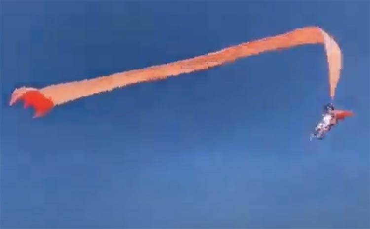 Plus de peur que de mal pour cette fillette de trois ans qui a fait son baptu00eame de l'air, malgru00e9 elle, accrochu00e9e u00e0 un cerf-volant...
