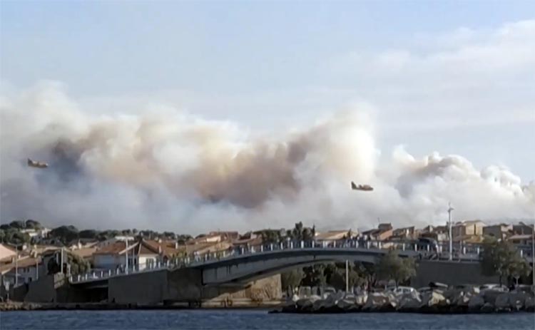 Le feu a progressu00e9, jusqu'u00e0 atteindre huit kilomu00e8tres en deux heures, et menau00e7ait plusieurs localitu00e9s du bord de la Mu00e9diterranu00e9e.
