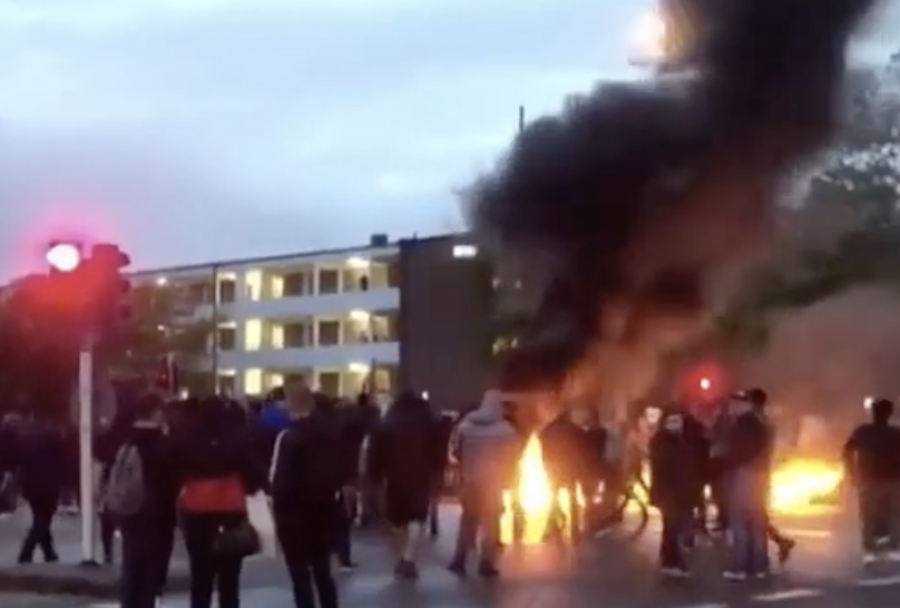 Malmu00f6 en feu apru00e8s l'acte provocateur perpu00e9tru00e9 par certains manifestants ayant bru00fblu00e9 une copie du Coran. 