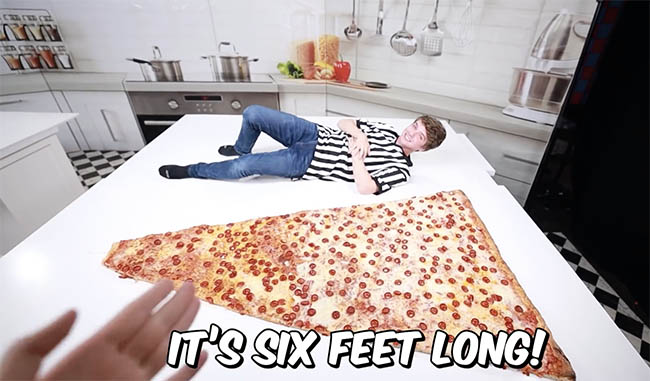 Un morceau de pizza qui du00e9passe la taille humaine.