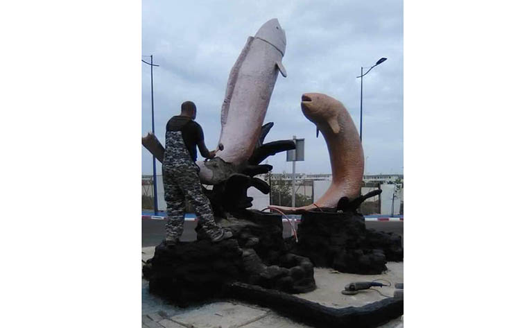Le mau00e7on sculpteur du00e9truisant ses poissons dont la ressemblance avec des phallus a choquu00e9 la vox populi.