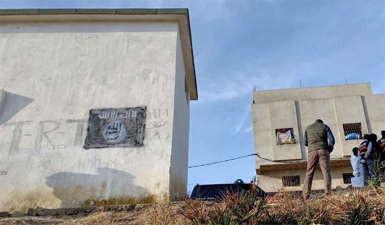 C'est derriu00e8re cette maison du quartier Ouama u00e0 Tanger ou00f9 habite le chef de la cellule terroriste du00e9mantelu00e9e que lui-mu00eame et les trois autres membres de cette cellule ont pru00eatu00e9 allu00e9geance u00e0 Daech. 
