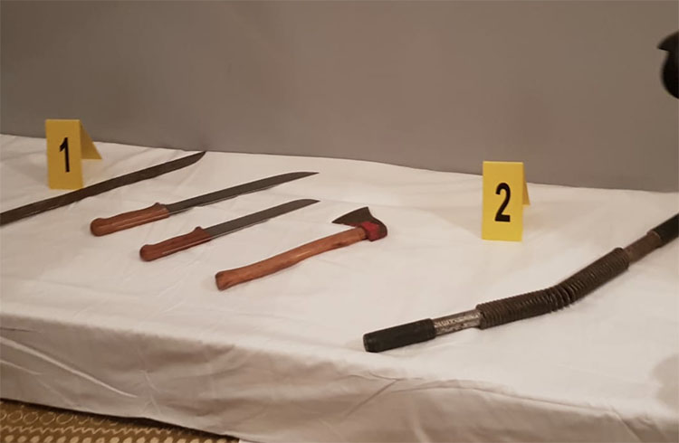 Armes blanches saisies chez l'un des terroristes pru00e9sumu00e9s.