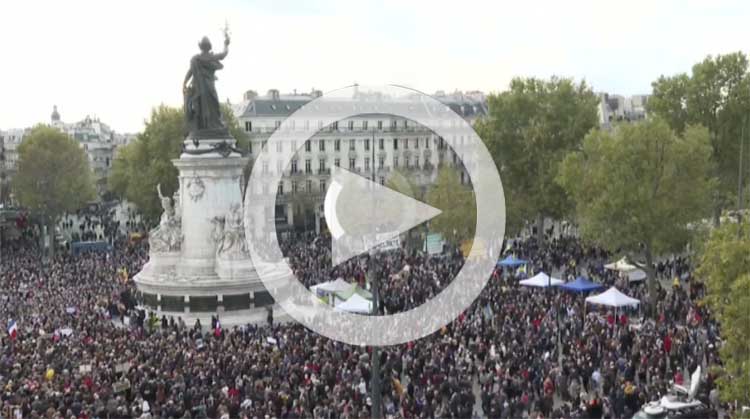 Des milliers de manifestants se sont indignés Place de la République à Paris contre la décapitation de 