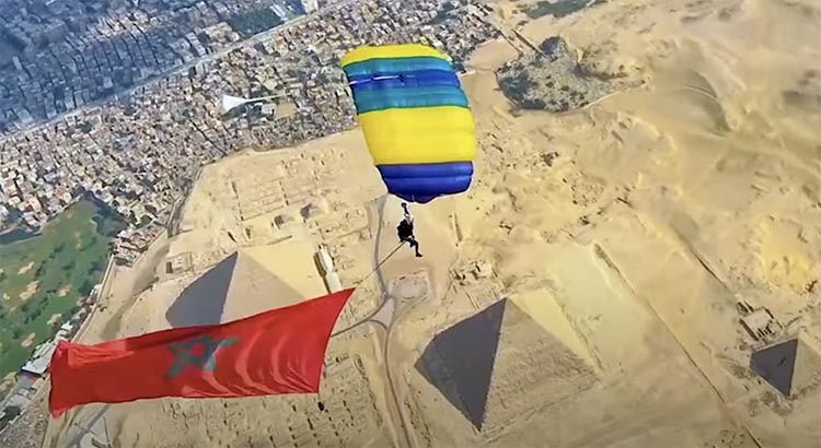 Le parachutiste marocain Anas Bekkali survolant les pyramide d'Egypte avec un drapeau national gu00e9ant. 
