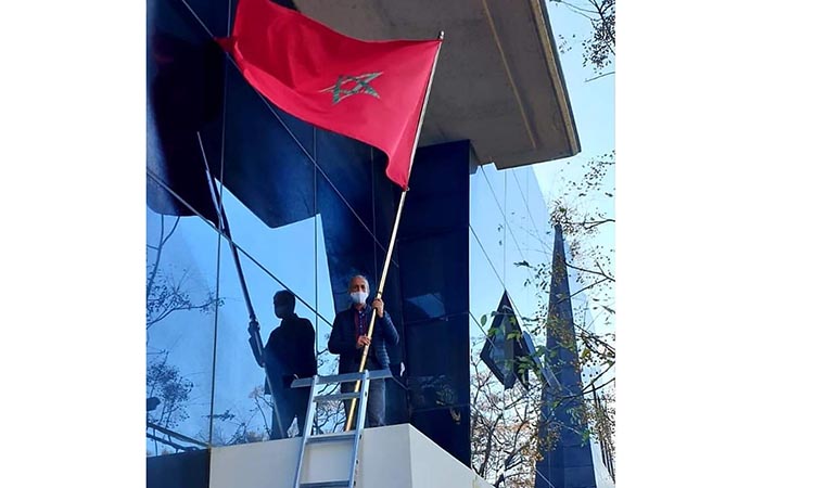 Le consul du Maroc à Valence hissant haut le drapeau national avant de le remettre à sa place.