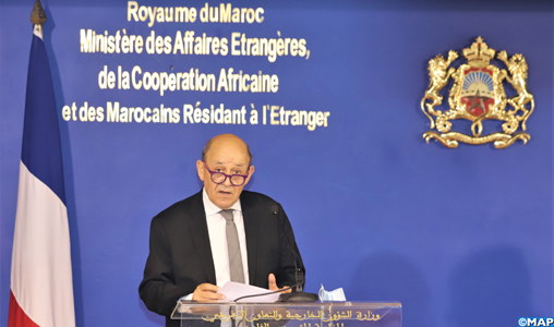 Le ministre français de l'Europe et des Affaires étrangères, Jean-Yves Le Drian intervenant lors du point de presse conjoint avec le ministre des Affaires étrangères, de la coopération africaine et des Marocains résidant à l'étranger, Nasser Bourita.