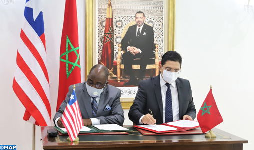 Le ministre des Affaires étrangères, de la coopération africaine et des Marocains résidant à l'étranger, Nasser Bourita et le ministre libérien des Affaires étrangères, Dee-Maxwell Saah Kemayah signant l'accord de coopération en matière d'enseignement supérieur et de recherche scientifique.