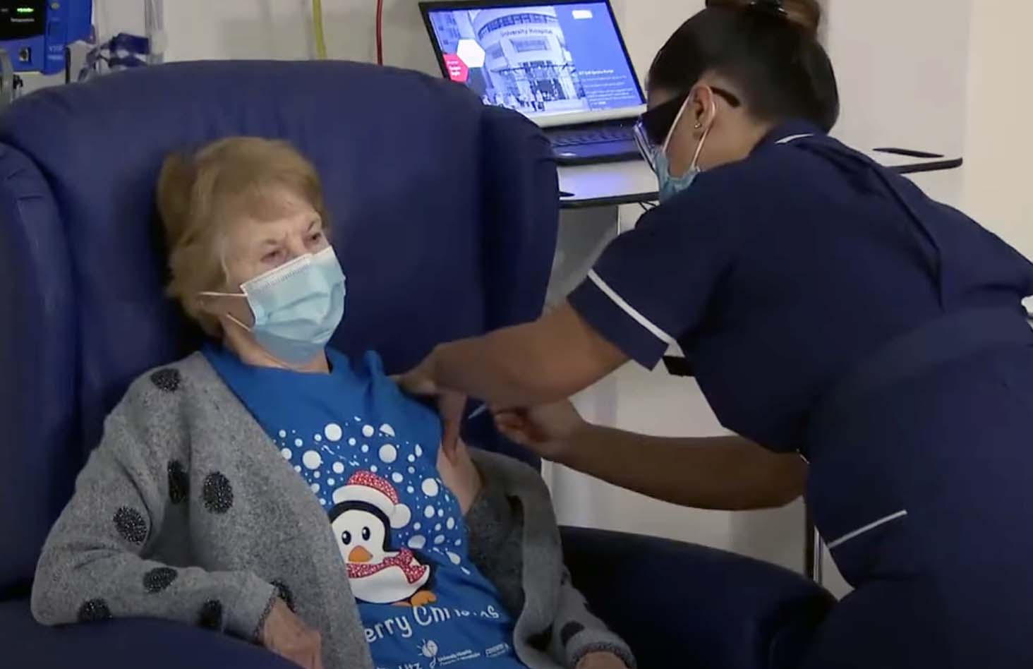 La britannique Margaret Keenan, 90 ans, est devenue la première patiente au monde à recevoir le vaccin. Elle est ainsi entrée dans l'Histoire, sans faire de 