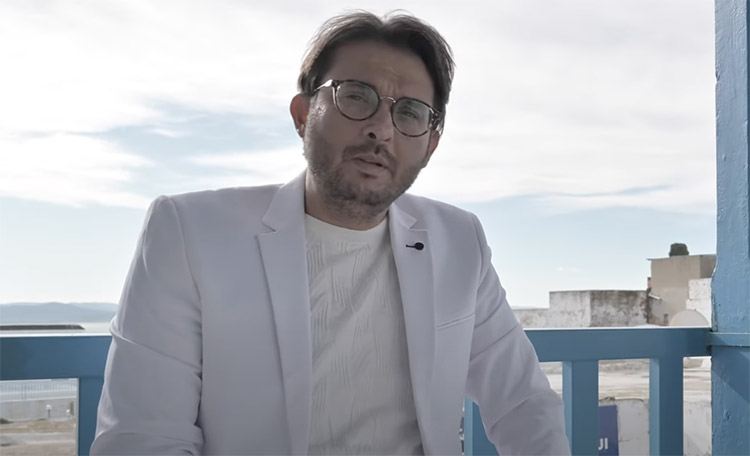 L'artiste tunisien Noomane Chaari chantant pour la paix 