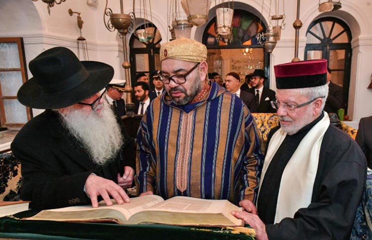 Le roi Mohamed VI visitant, le 15 janvier 2020, la «Bayt Dakira» à Essaouira qui est un haut lieu de la préservation de la préservation de la mémoire judéo-musulmane. 