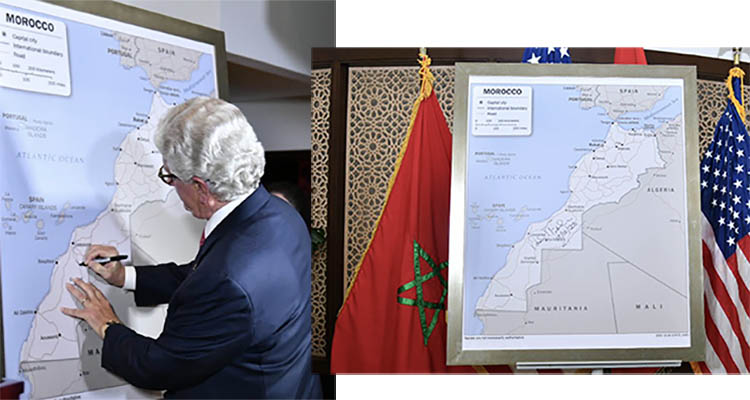 L'ambassadeur David T. Fischer présentant à Rabat la carte du Maroc en montrant bien qu'elle inclut le Sahara marocain. 