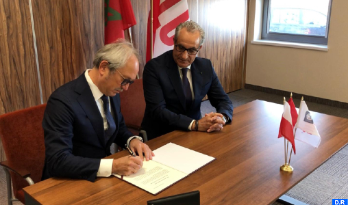 Le patron de LUG, Ryszard Wtorkowski, signant la déclaration d'intention en présence de l'ambassadeur du Maroc en Pologne, Abderrahim Atmoun