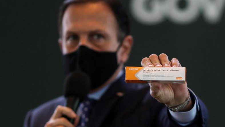 Joao Doria, le gouverneur de l'Etat de Sao Paolo, montrant le vaccin chinois.