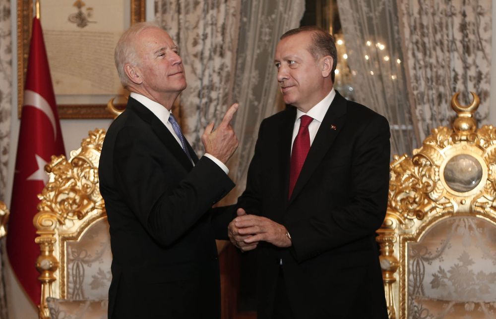 Joe Biden et Recep Erdogan. C'était avant, mais le geste en dit long.