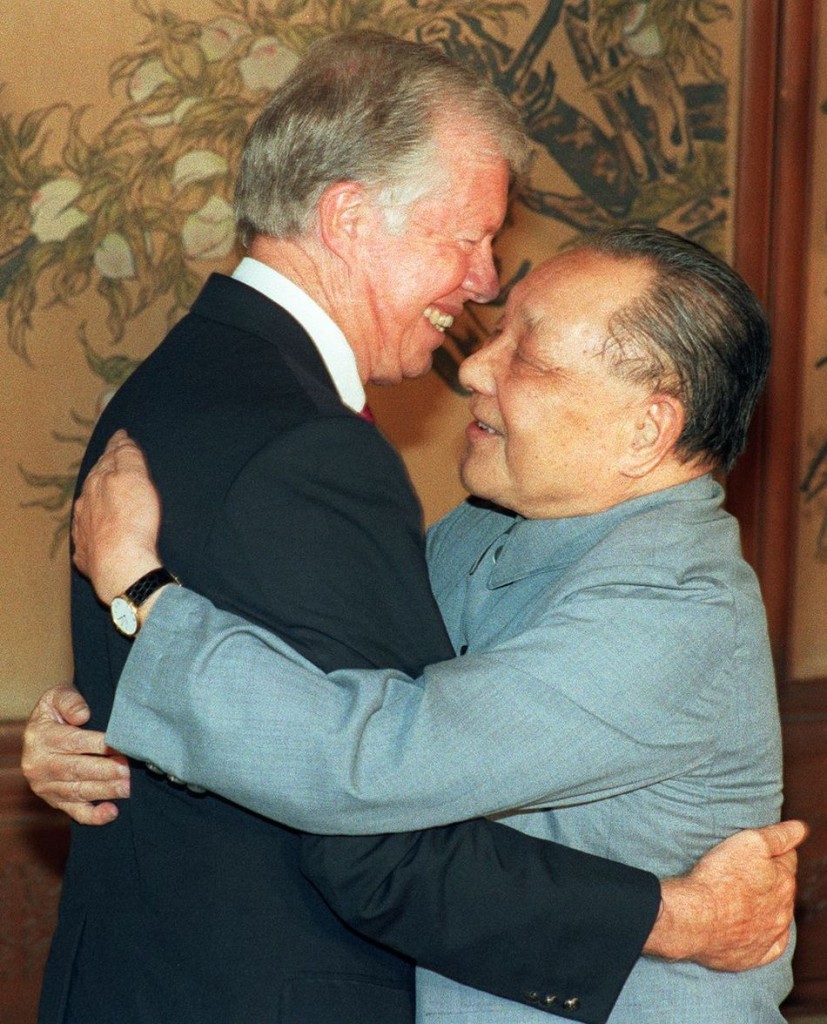 31/01/1979. L'accolade de Deng Xiaoping et Jimmy carter