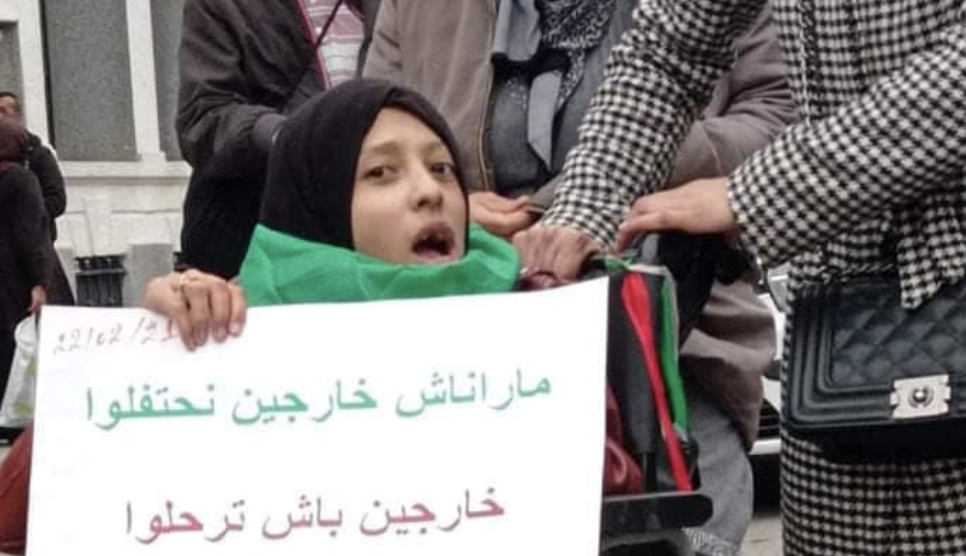 Cette jeune manifestante riposte aux mu00e9dias officiels de son pays
