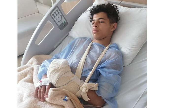 Anouar Kadmiri sur son lit d'hu00f4pital apru00e8s son hospitalisation. 