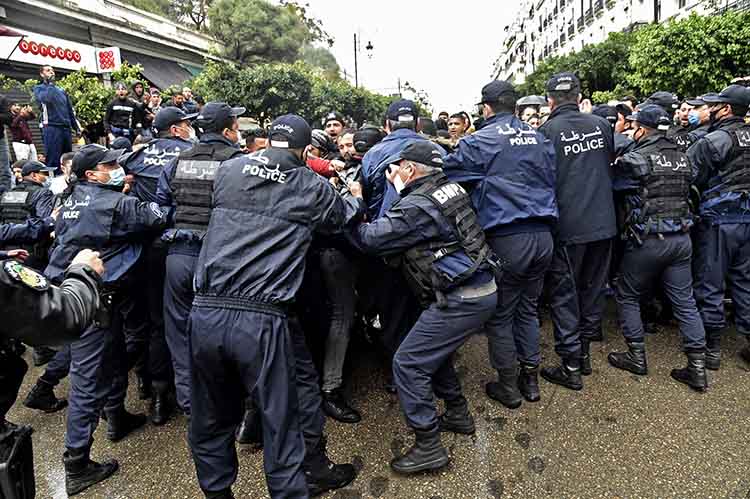 Des violences policières ont été signalées un peu partout en Algérie au premier jour du nouveau Hirak