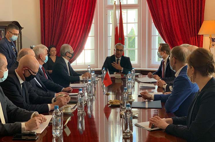 L'ambassadeur Abderrahim échangeant avec les investisseurs polonais qu'il a reçus, ce vendredi 5 mars, à propos des opportunités d'investissement au Maroc.
