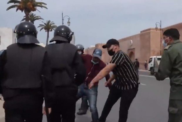 Une vue de l'acte d'agression perpétré contre des manifestants à Rabat