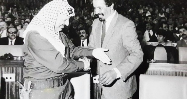 Une des rencontres du Palestinien Arafat et du Polisario Abdelaziz